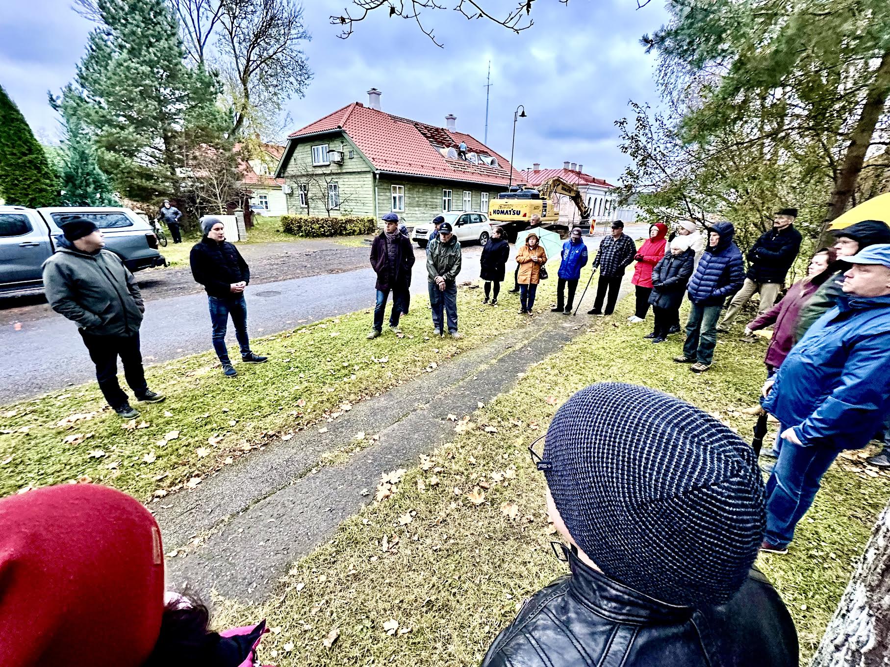 Kolmas infotund seoses Karja tänava tervikrekonstrueerimisega möödunud nädalal Karja-Kreutzwaldi tänava nurgal. Foto: Kalev Annom